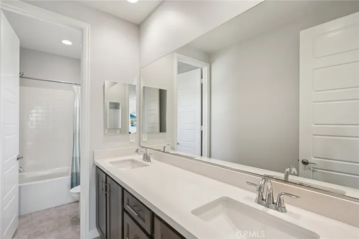 Double-sink secondary bathroom