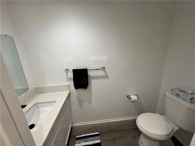 Hallway Halr-Bath.