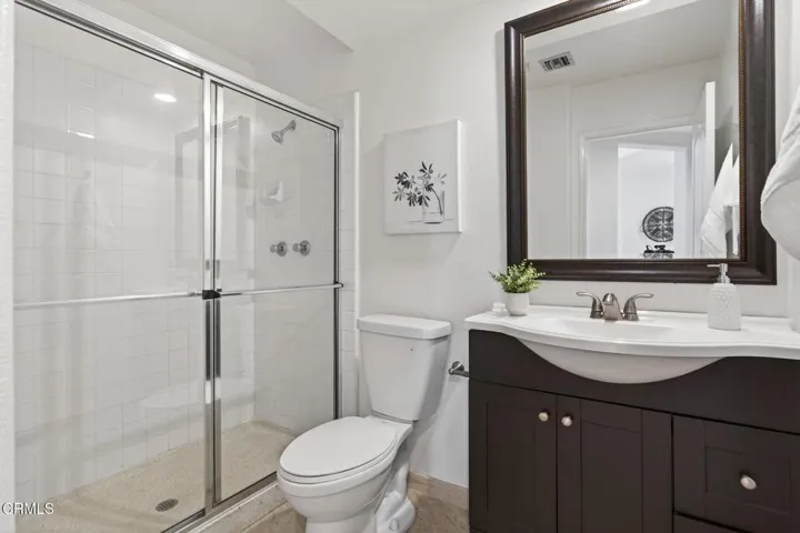 46-web-or-mls-Upmarket Media-445Cre053
