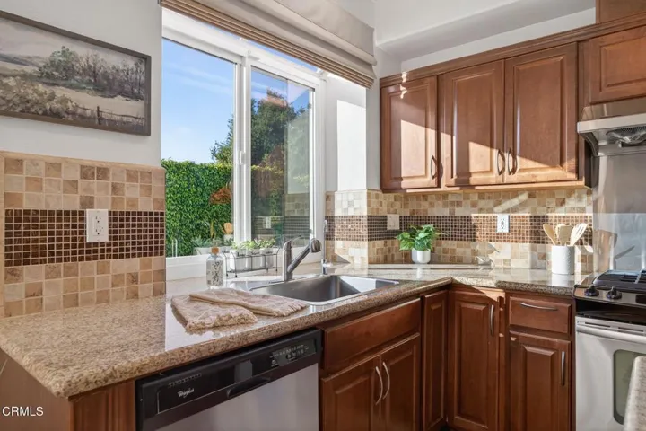 24-web-or-mls-Upmarket Media-445Cre034