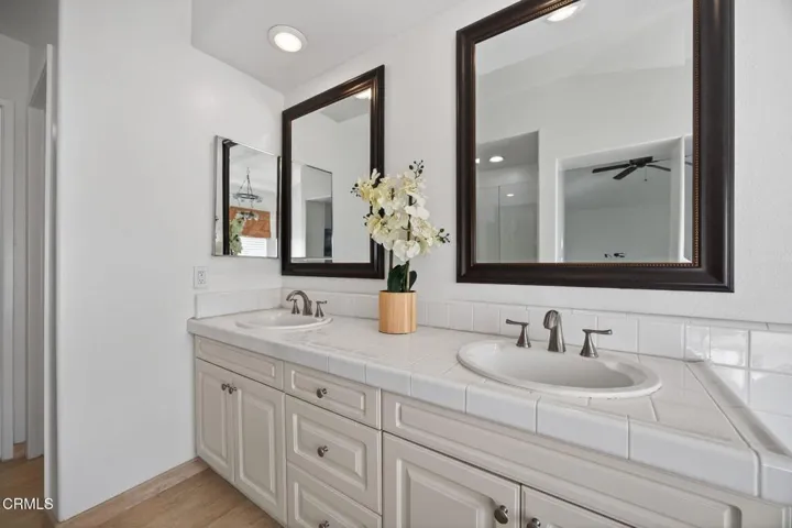 36-web-or-mls-Upmarket Media-445Cre090