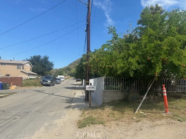 Turn right here. Lot is behind this home off Garfield St