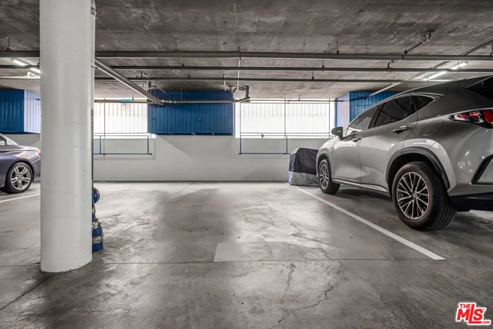 Gated 1-car parking