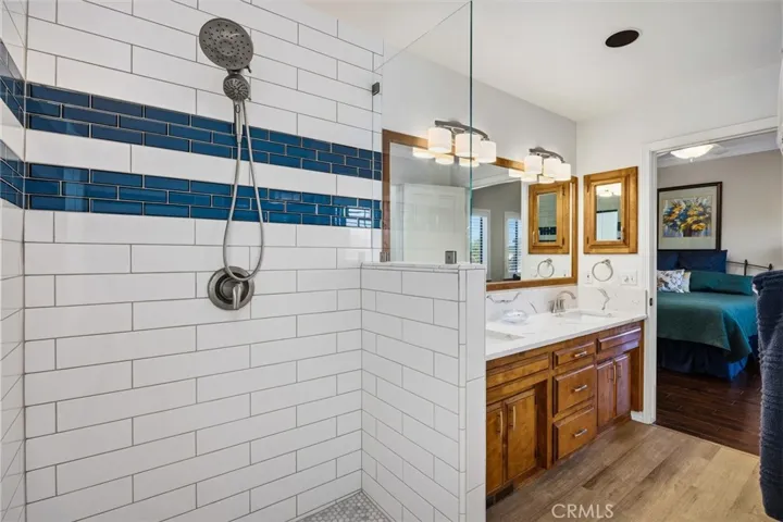 Huge walk in shower with two opposing shower heads.