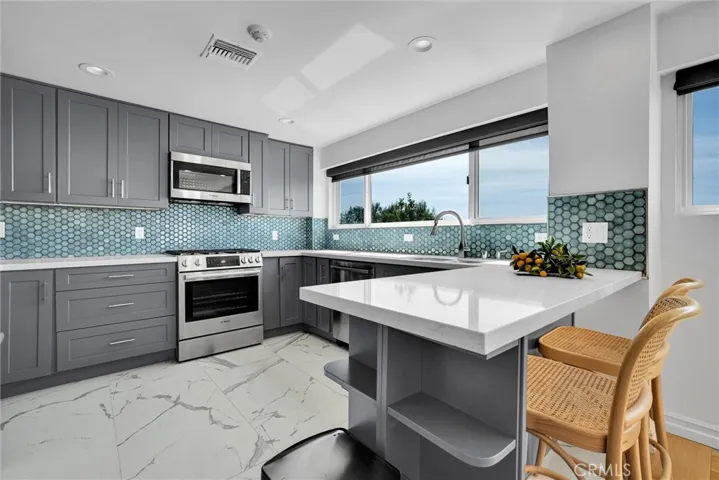 Beautiful Kitchen with high end appliances