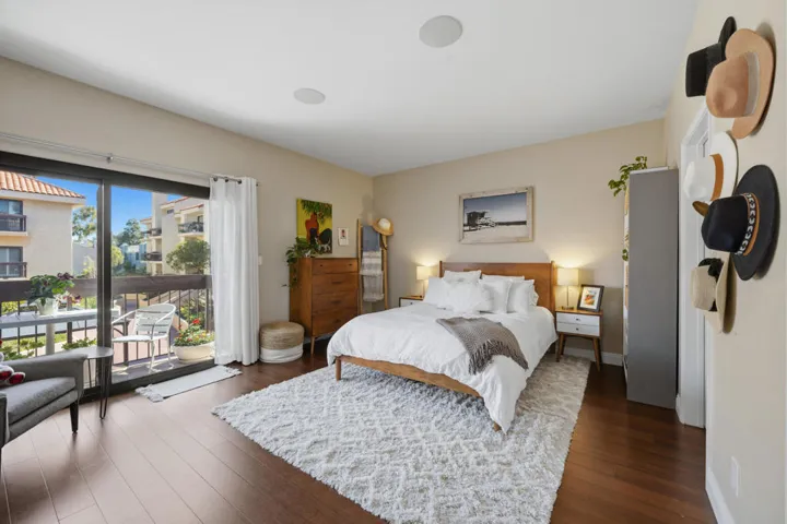 8180_Manitoba_Street,_Playa_Del_Rey,_CA-