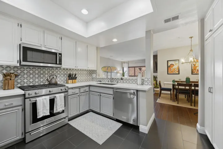 8180_Manitoba_Street,_Playa_Del_Rey,_CA-