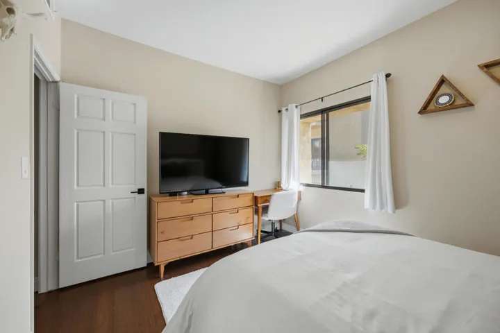 8180_Manitoba_Street,_Playa_Del_Rey,_CA-