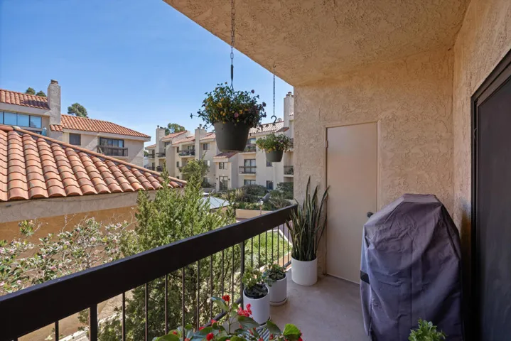 8180_Manitoba_Street,_Playa_Del_Rey,_CA-