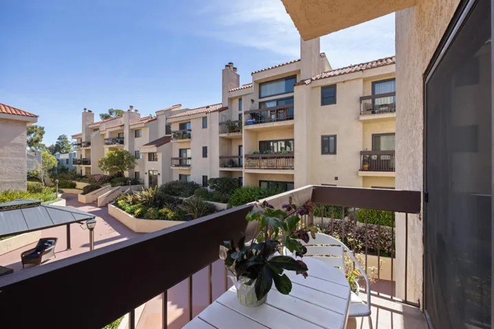 8180_Manitoba_Street,_Playa_Del_Rey,_CA-