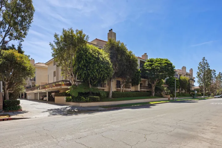 8180_Manitoba_Street,_Playa_Del_Rey,_CA-