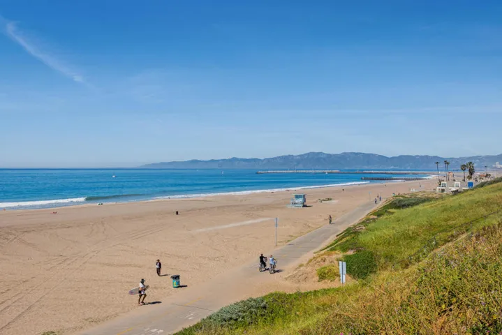 8180_Manitoba_Street,_Playa_Del_Rey,_CA-