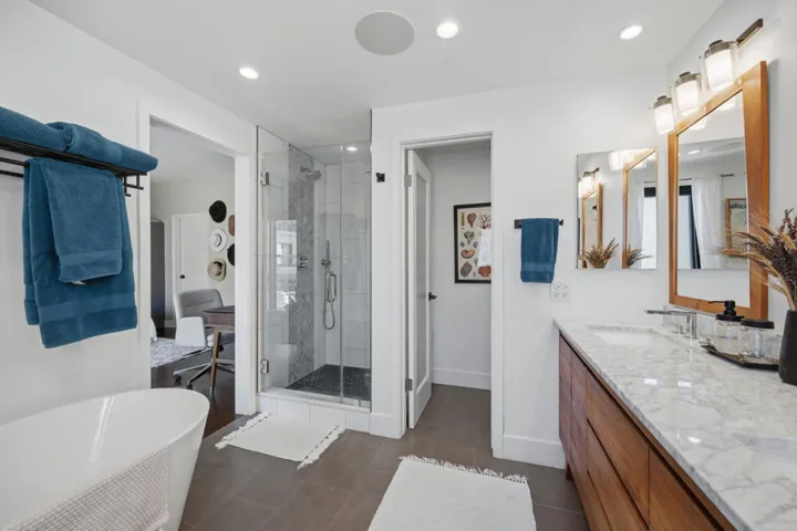 8180_Manitoba_Street,_Playa_Del_Rey,_CA-