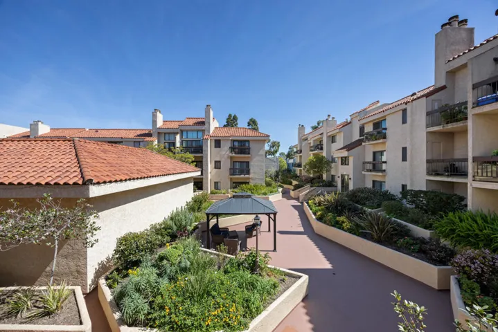 8180_Manitoba_Street,_Playa_Del_Rey,_CA-