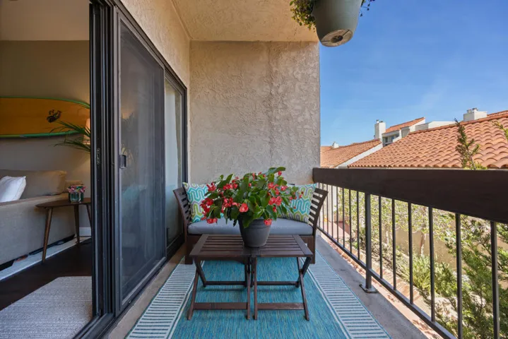 8180_Manitoba_Street,_Playa_Del_Rey,_CA-