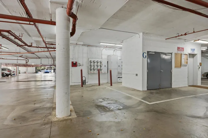 8180_Manitoba_Street,_Playa_Del_Rey,_CA-