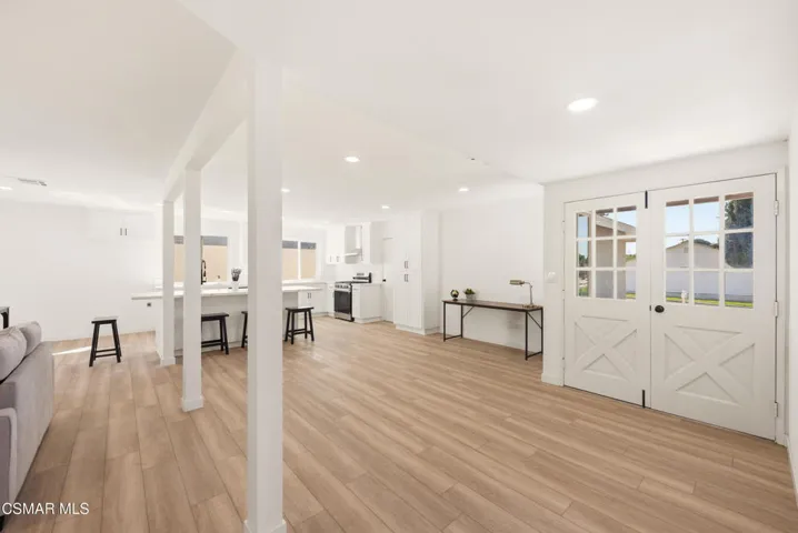 952 Moffatt Cir. Simi Valley, CA 93065