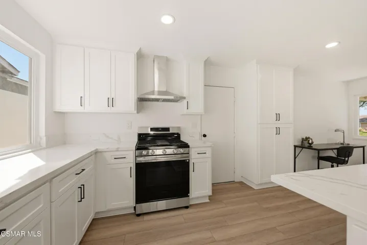 952 Moffatt Cir. Simi Valley, CA 93065