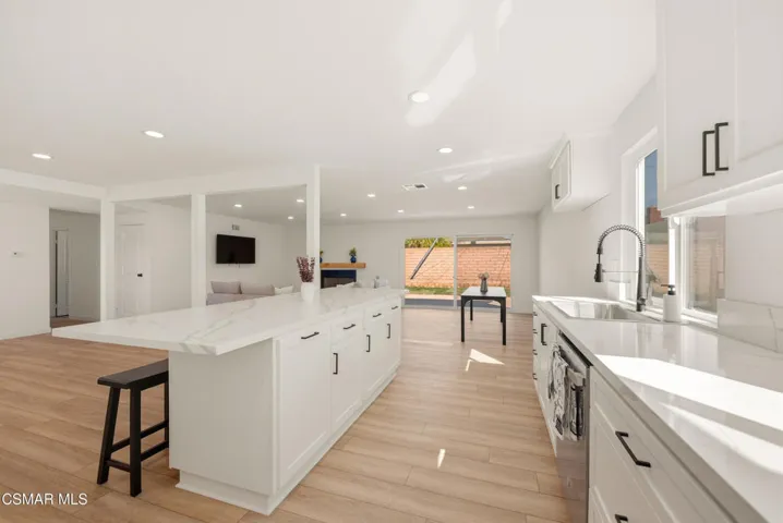 952 Moffatt Cir. Simi Valley, CA 93065