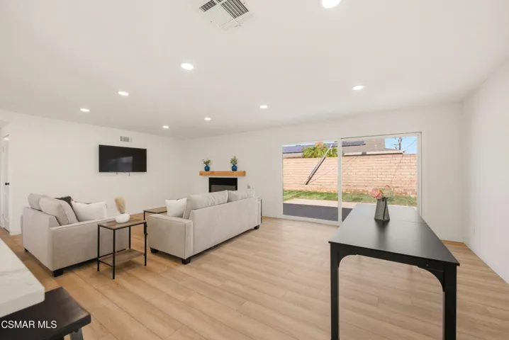 952 Moffatt Cir. Simi Valley, CA 93065