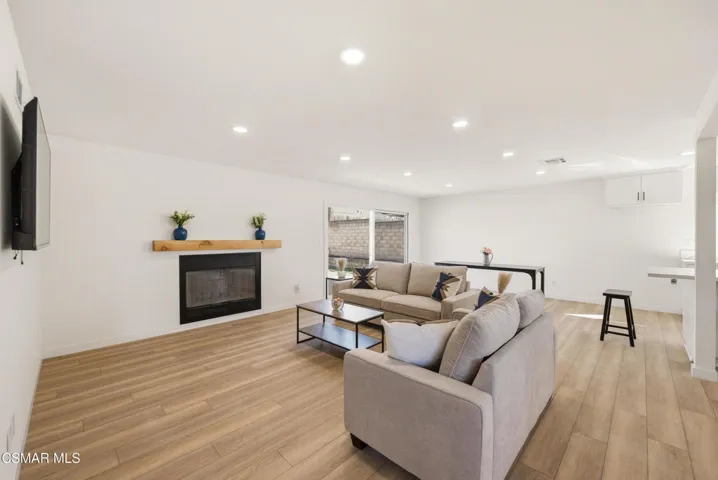 952 Moffatt Cir. Simi Valley, CA 93065