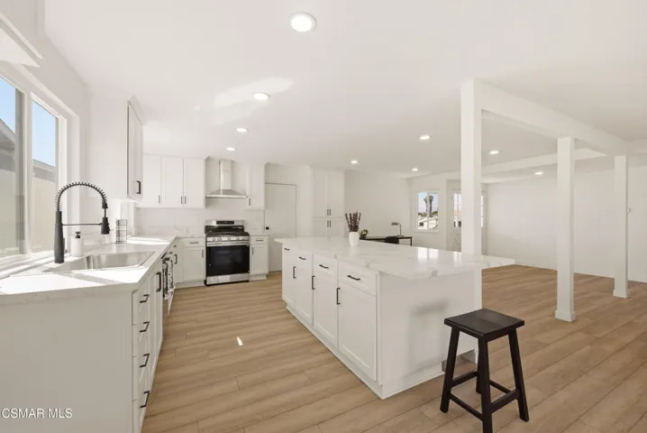 952 Moffatt Cir. Simi Valley, CA 93065