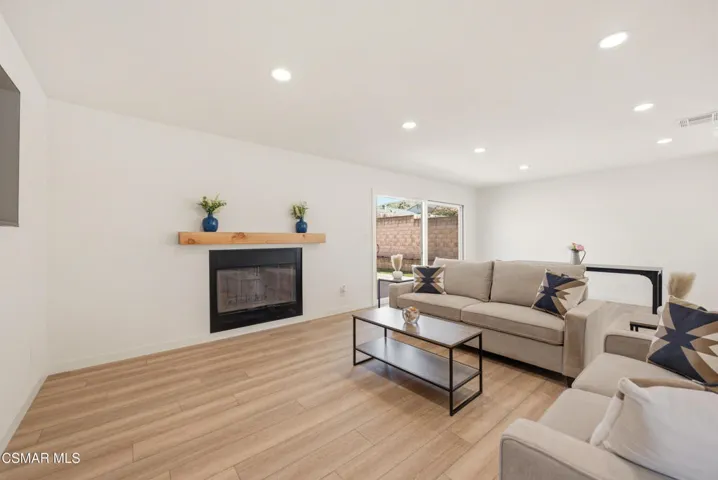 952 Moffatt Cir. Simi Valley, CA 93065