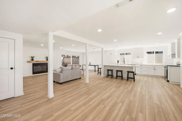 952 Moffatt Cir. Simi Valley, CA 93065