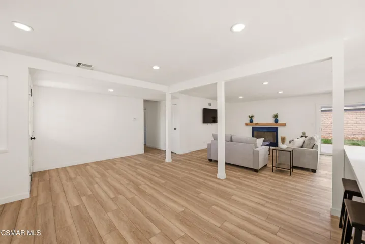 952 Moffatt Cir. Simi Valley, CA 93065