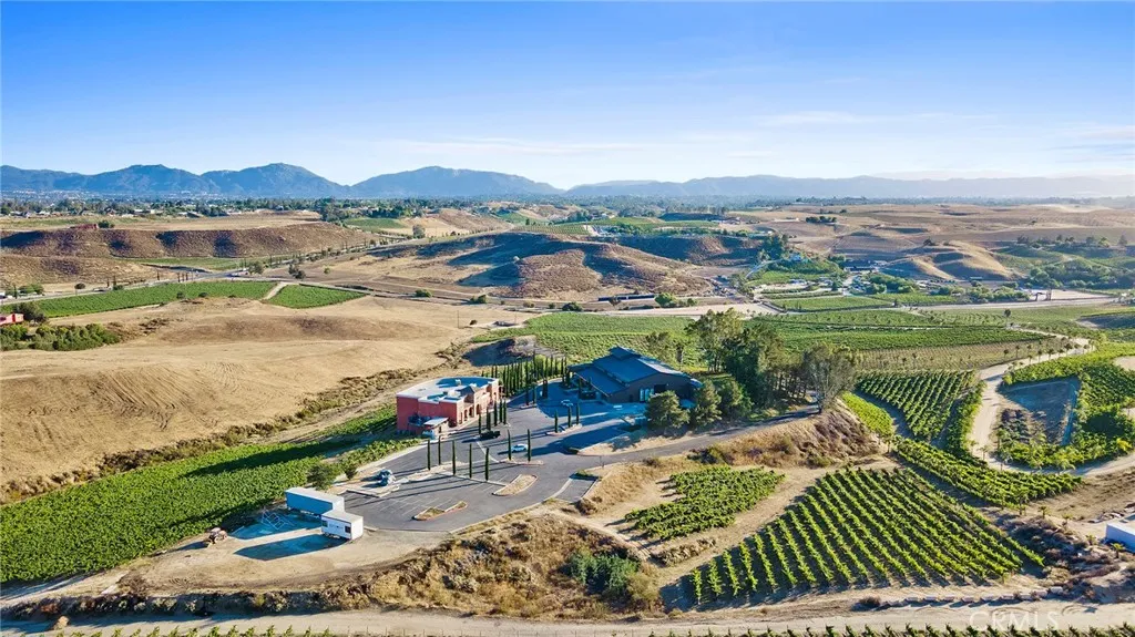 Spectacular views - both Winery and Restaurant are on the top of the knoll.