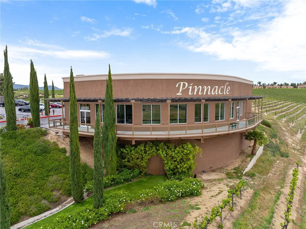 Pinnacle Restaurant - Spectacular Views over vineyards, serves lunches and menu for weddings