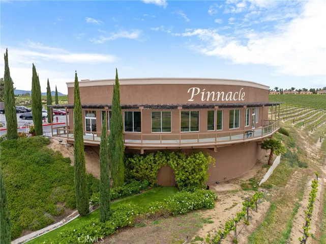 Pinnacle Restaurant - Spectacular Views over vineyards, serves lunches and menu for weddings