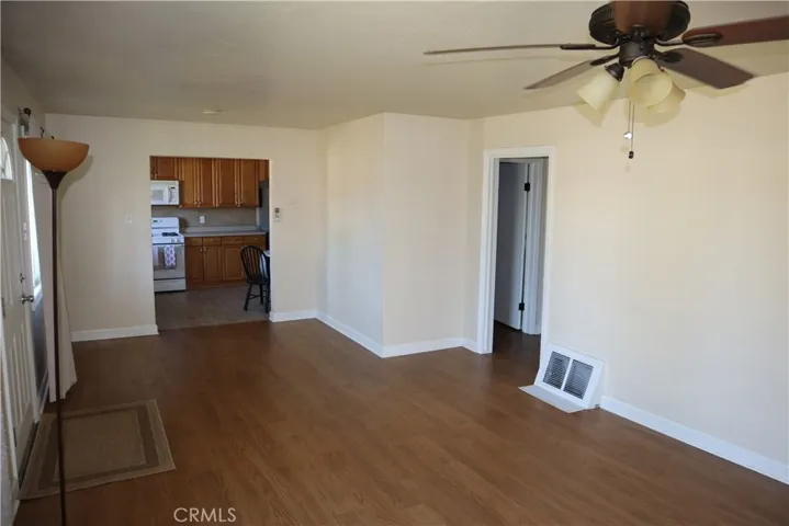 Spacious living room, access to hallway and kitcen