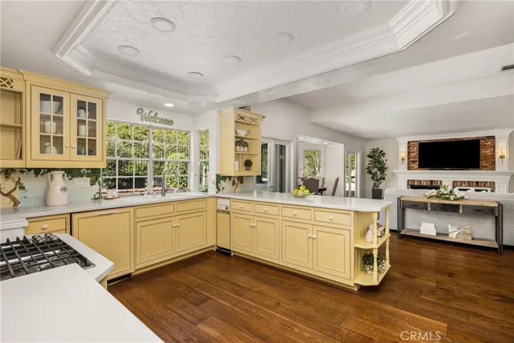 Open shelving and glass cabinet doors, let you show off your favorite pieces and store your go-to cookbooks!