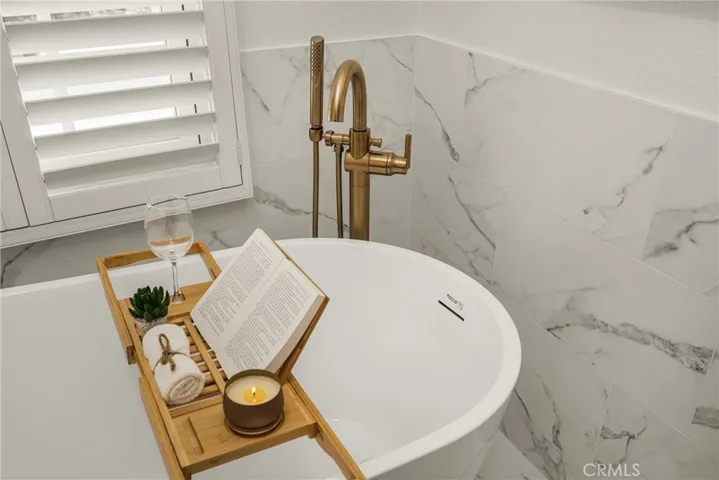 Primary Tub is free standing.