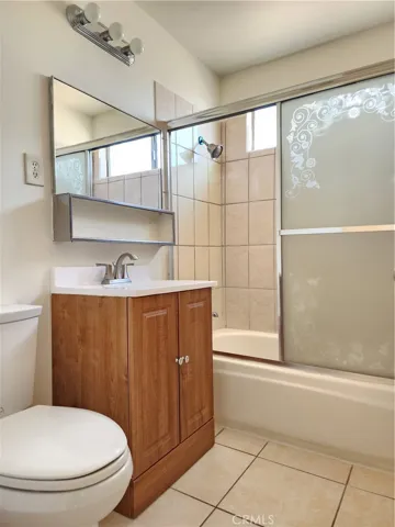 Unit 13 - Bathroom