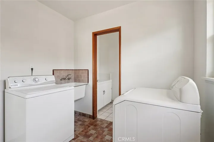 LAUNDRY ROOM W/ SINK
