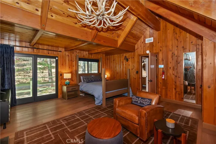 Large area with Sitting area to