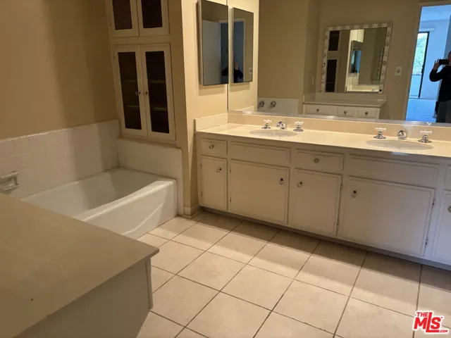 large main suite bath