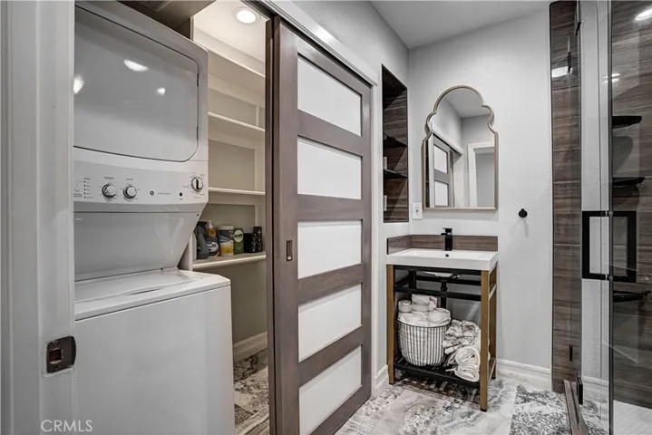 Washer/dryer and bath for ADU guest suite