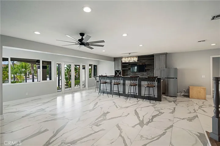 Large Bonus room with Bar