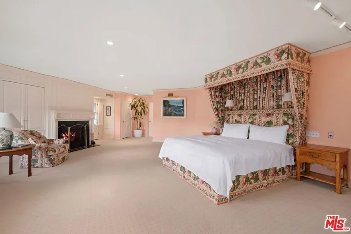 524 N Rockingham Avenue, Los Angeles, California 90049