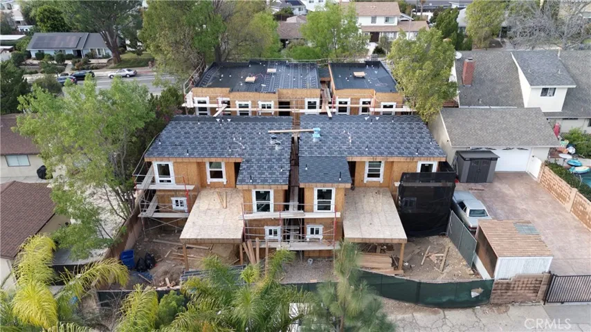 2x 3 bed units in foreground, 3x 2 bed units in back
