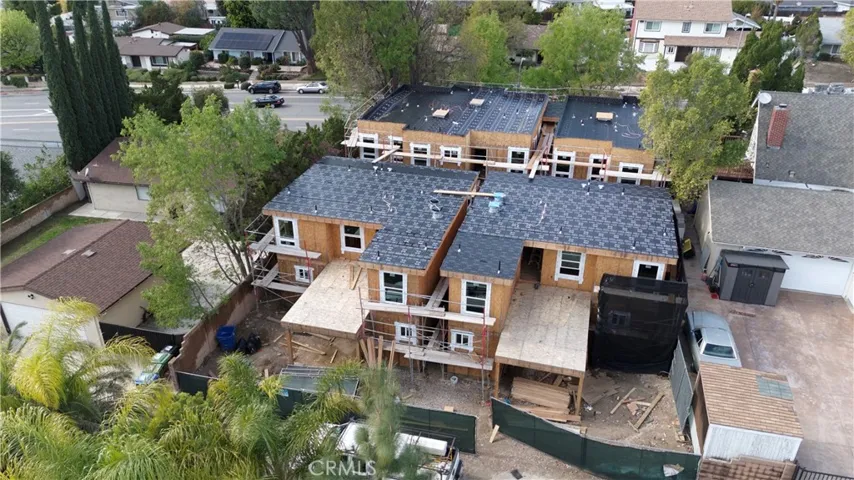 2x 3 bed units in foreground, 3x 2 bed units in back