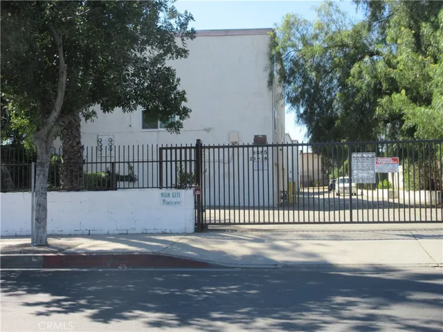 Side gate nearest unit on Independence - no key