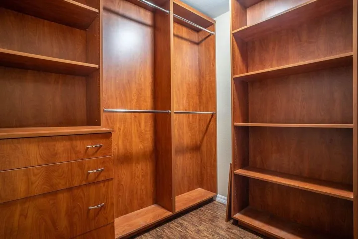 master bed walking closet