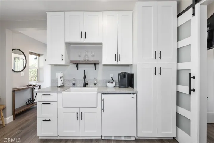 Kitchenette w/ farmhouse sink