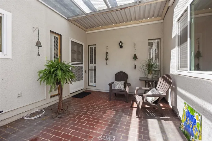 Well maintained covered entry