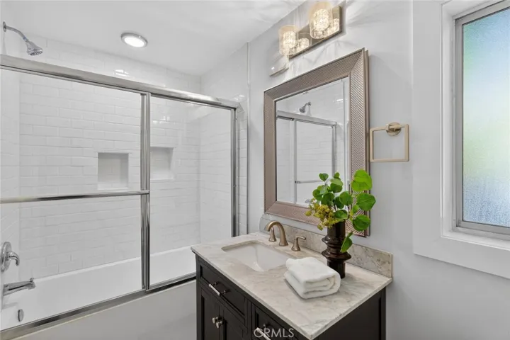 Upstairs guest bathroom with shower and tub