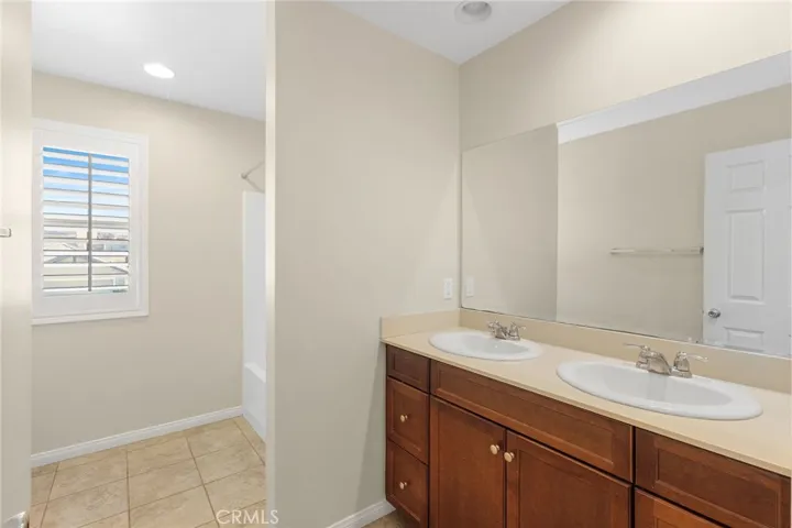 Upstairs full Bathroom